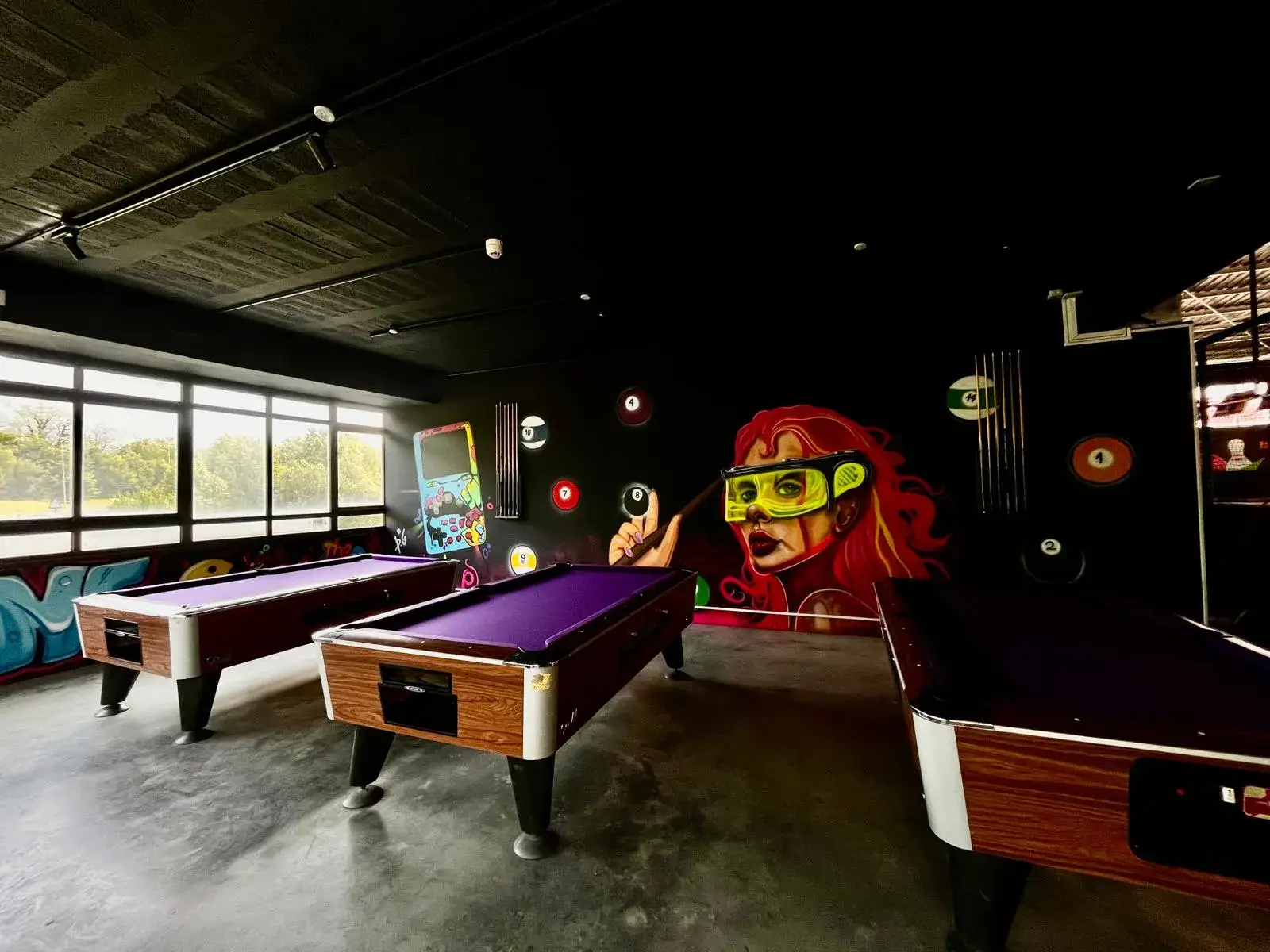Zona de billares con decoración urbana y graffitis artísticos