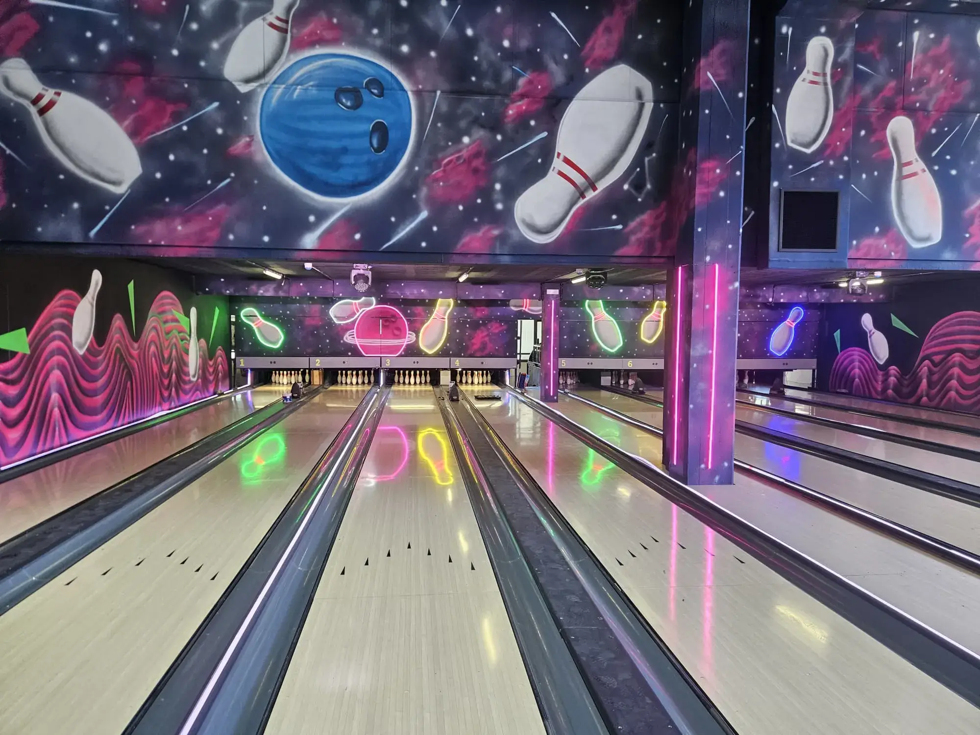 Pistas de bolos profesionales con decoración espacial y iluminación LED