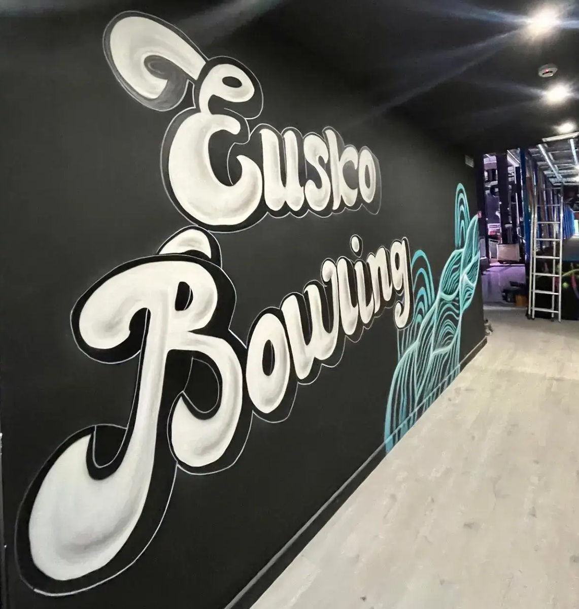 Mural con logo Eusko Bowling en diseño profesional