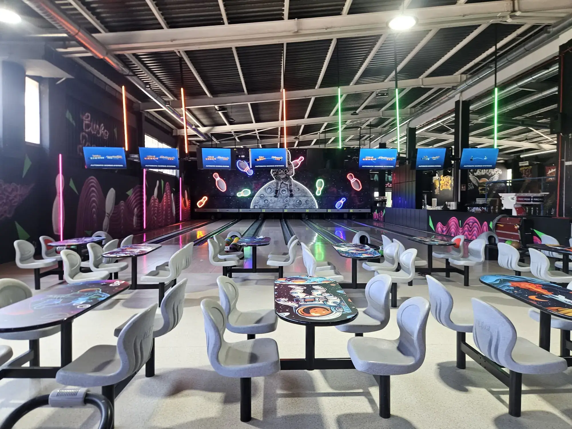 Zona de descanso con mobiliario moderno y pantallas